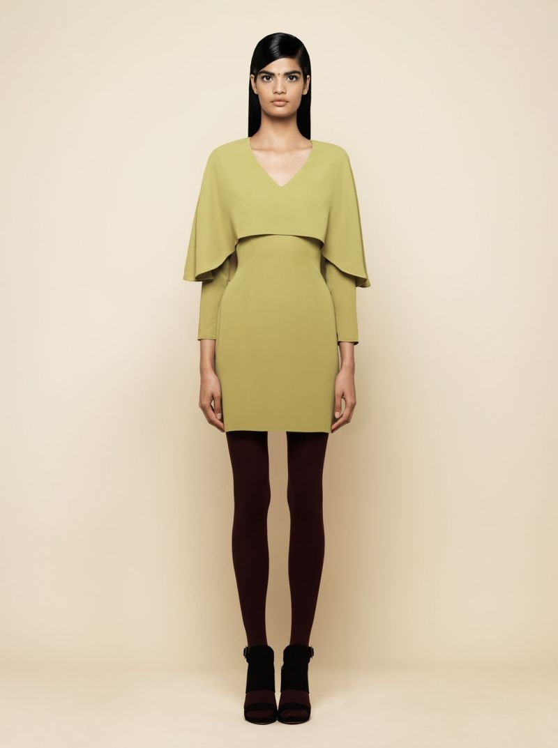 vestido de fiesta corto rojo capa simetrica monica cordera